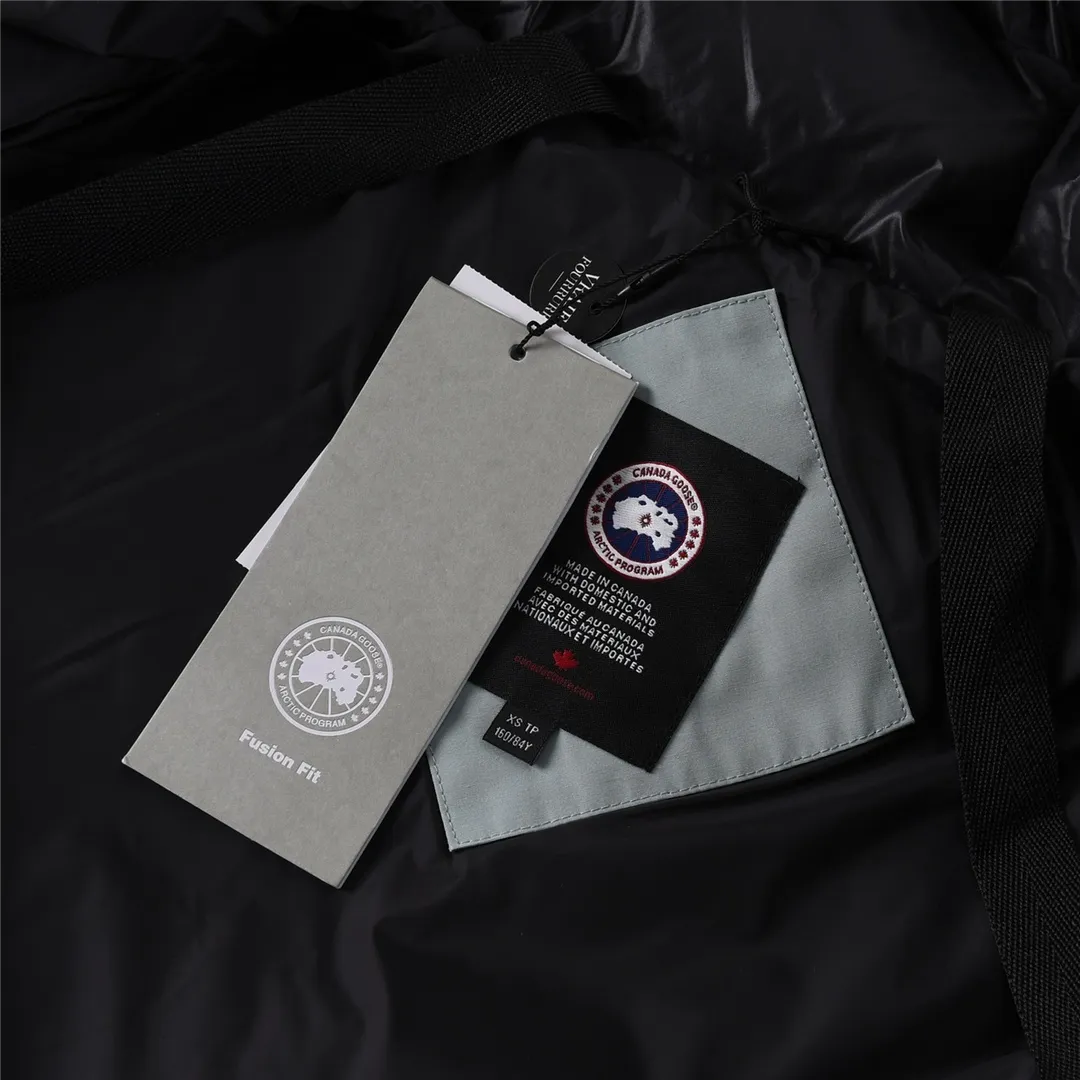P880 High-end CANADA. GOOSE/Canada Goose Merritt mid-length women's parka down jacket. The top original replica version refers to the highest version in China (there is no one). The products produced by S factory must be high-quality (feel free to compare, if there are better products than mine, you can buy the clothes for free) 1⃣️Top replica: Made of 18-count polyester-cotton blended fabric imported from South Korea (genuine synchronous fabric), national standard 90 Guangdong Inspection white duck down, top original goose analysis We use custom-dyed embroidery thread to truly achieve a 100% reproduction of the trademark, ensuring that the embroidery thread is exactly the same as ZP, with zero color difference and full map letters, and 100% true to version reproduction! (We can guarantee that no one in our industry is more attentive and professional than us!) Analysis 3 (fabric): As we all know, the Canada Goose ZP fabric in previous years was a 21-count polyester-cotton washed, calendered and brushed fabric that was relatively hard. Last year and this year, dozens of authentic products purchased were all made of 18-count pure cotton fabrics, and we finally decided to use 18-count polyester cotton! (ZP synchronized fabric) Analysis 4 (Accessories): Domestic exclusive version of Velcro, one to one Y-shaped double hook original Velcro, YKK zipper, exclusive original workmanship of washed threaded down jacket!
